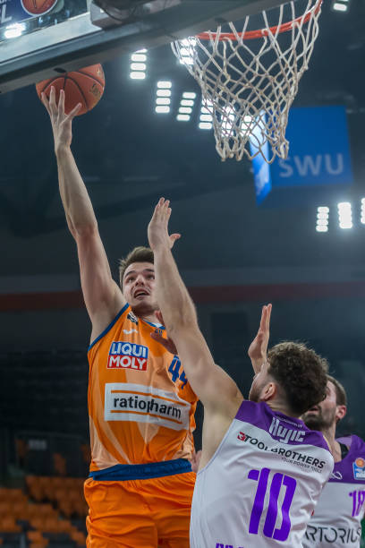 面对实力相 面对实力相